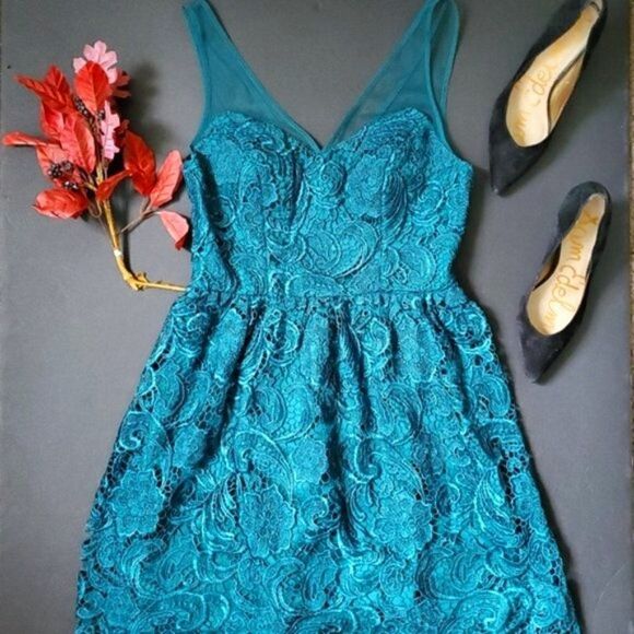 Adrianna Papell Dresses & Skirts - Adrianna Papell Green Lace Cocktail Dress